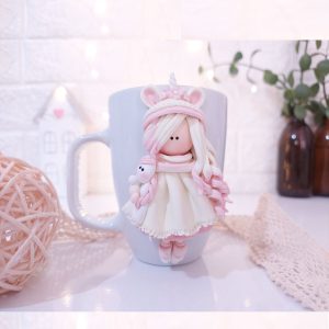 ماگ عروسکی و خمیری روی لیوان سرامیکی مناسب برای هدیه