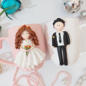 ماگ عروسکی و خمیری روی لیوان سرامیکی مناسب برای هدیه