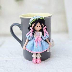ماگ سرامیکی با عروسک دختر خمیری دستساز